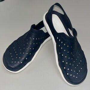 Crocs men’s swiftwater wave sandals flat in navy blue and white / preowned SZ 6